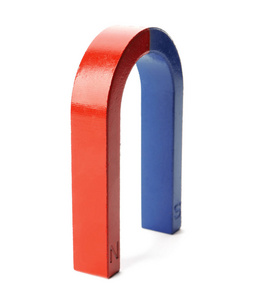 红色和蓝色马蹄铁磁铁隔离在白色