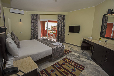 豪华酒店客房套房内有双人床，带酒廊和窗帘