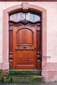 美丽的木门，装饰着木制的装饰物，在德国城市的历史上