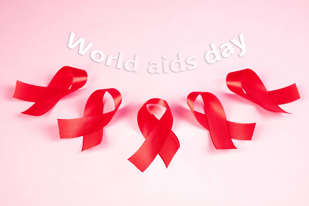 艾滋病意识标志红色丝带。世界艾滋病日概念