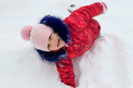 冬天，一个女孩在雪地里玩耍