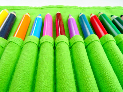 绿色铅笔和绘图垫架
