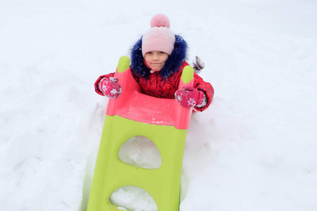 冬天，一个女孩在雪地里玩耍