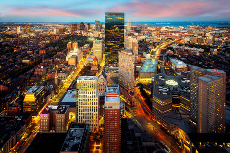 波士顿市中心有日落天际线的空中夜景马萨诸塞州