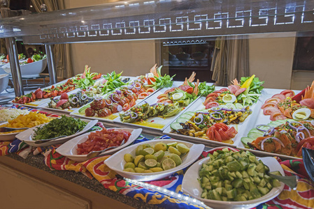 豪华酒店餐厅自助酒吧区的沙拉食物精选展示