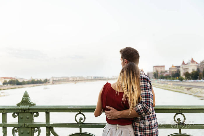 年轻的情侣在街上拥抱.年轻的爱情观念.