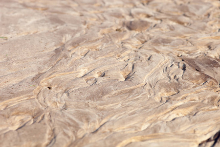 雨后砂面随水流形成的浮雕。