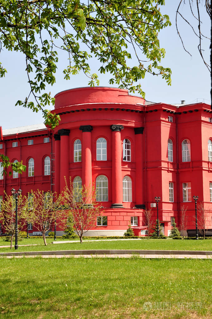美丽的历史建筑红色与塔萨舍甫琴卡教育大学在乌克兰首都基辅阳光明媚