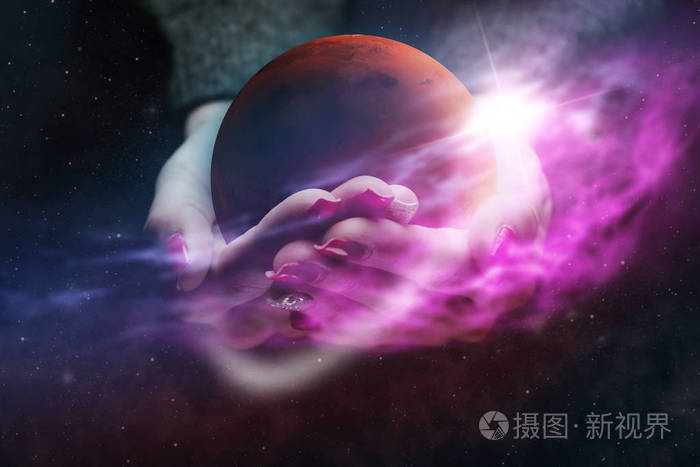 女人手握新家火星和网络星云尘埃混合媒体