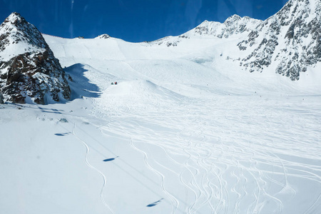冬季景观滑雪场的全景与滑雪坡。阿尔卑斯山。奥地利。皮茨塔勒格列舍尔。威德斯皮茨巴恩。冬季