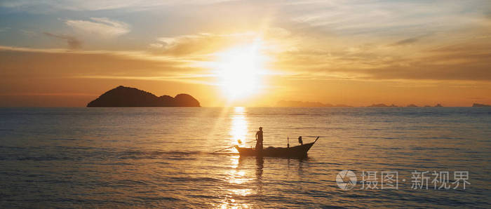 船在水面上.海上日出.泰国,范甘-图像