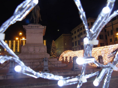 意大利热那亚2018年12月12日热那亚冬季街道上令人惊叹的圣诞装饰灯，有艺术背景，一些人在召唤这一时刻
