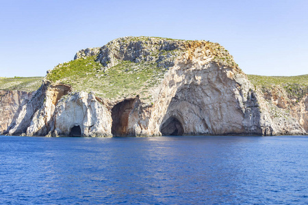 著名的蓝色洞穴沿着岩石海岸Zakynthos希腊