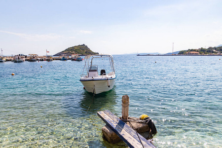 几艘船在希腊的阿吉欧斯尼科拉奥斯扎金特奥斯港摇摆