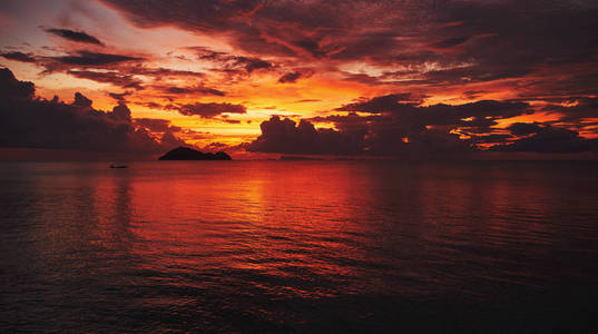 泰国Koh Phangan岛。 海上日落