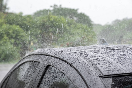 雨点落在灰色的屋顶汽车上图片