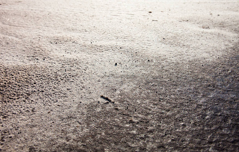雨后的沙面与雨滴的可见痕迹