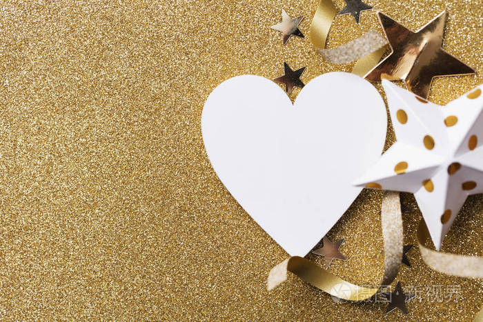 白色的心形在金色闪光的背面