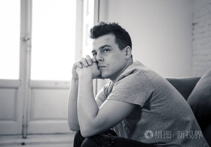 在人们心碎,欺凌,抑郁和心理健康问题的概念上.