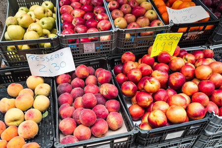 美丽的夏季水果在葡萄牙当地市场出售