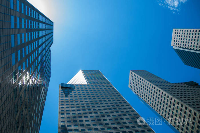 蓝天上的高楼大厦. 大城市的商业建筑.
