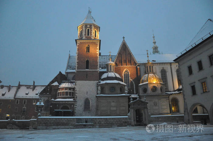 晚上瓦维尔城堡，冬天有灯光，冬天有雪，雾，蓝天背景，波兰克拉科夫户外