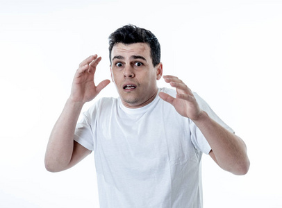 恐惧惊慌表情年轻的恐惧和紧张的生活方式的夜肖像亚洲华人妇女躺在床