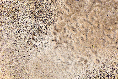 雨后的沙面与雨滴的可见痕迹