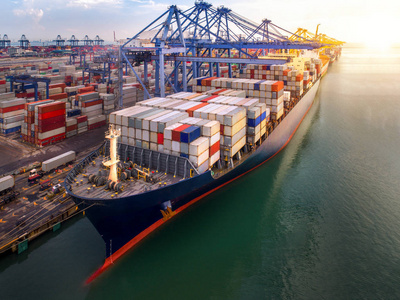新加坡集装箱港和集装箱船运输物流枢纽