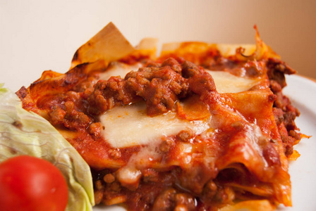 意大利面食和腊肠酱的千层面图片