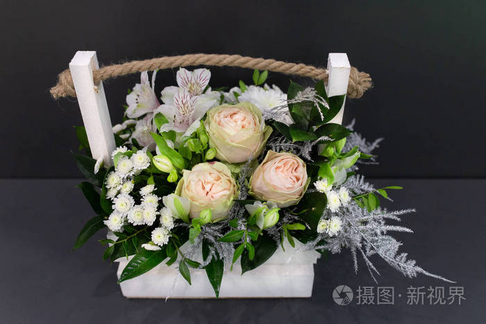 玫瑰花 菊花和菊花放在一个木盒子里 灰色背景上有一个绳柄照片 正版商用图片184bd4 摄图新视界