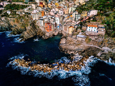 意大利Cinque Terre Riomaggiore的鸟瞰图。 美丽的景观，蓝色的海洋和岩石海岸景观从上面。