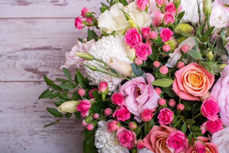 美丽的花卉排列在盒子里, 粉红色和黄色的玫瑰, 粉红色的乌司马, 绿色和粉红色的菊花, 白色康乃馨, 在木背景上的大丽花, 顶部