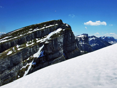 位于瑞士圣加伦州的克格登堡地区和瓦朗塞湖之间的丘尔弗林登山脉的高山峰