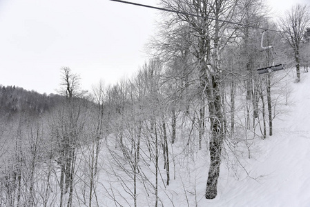 山上的雪山景观