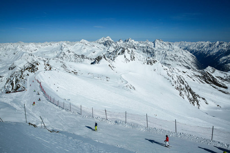 冬季景观全景滑雪场与滑雪坡和滑雪升降机。 阿尔卑斯山。 奥地利。 皮茨塔尔格列舍尔。 威德斯皮茨巴恩。 冬季季节