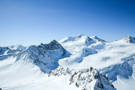 有滑雪坡的滑雪胜地的冬季景观全景。 阿尔卑斯山。 奥地利。 皮茨塔尔格列舍尔。 威德斯皮茨巴恩。 冬季季节