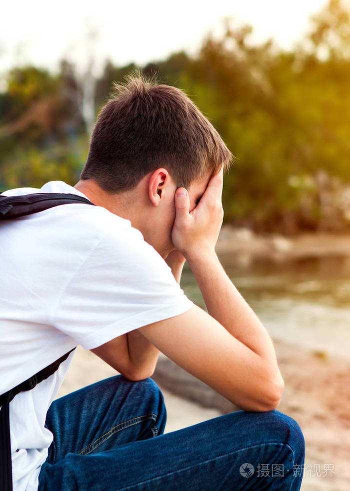 悲伤的年轻人用双手捂住脸照片-正版商用图片184d3g-摄图新视界