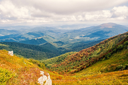 山上有雾的阳光山脉。阳光下的群山风光与云彩。旅行和流浪概念。山和山谷的风景在夏天。覆盖着绿色森林的山脉