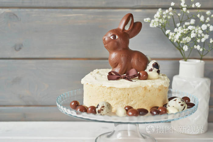 带有巧克力兔子和鸡蛋的乡村复活节蛋糕