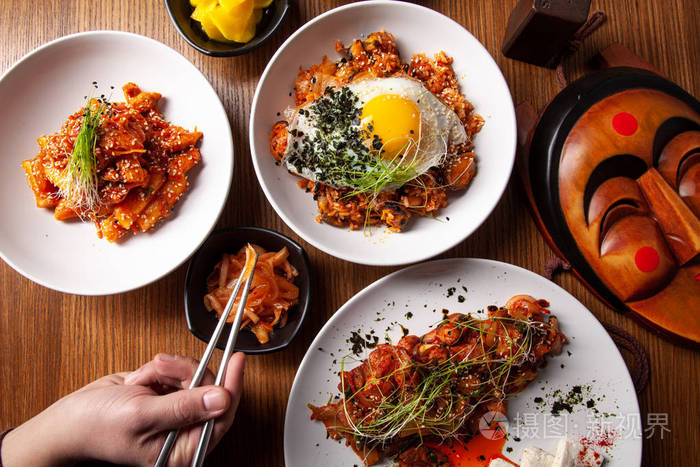 男性用筷子拿着中国菜. 中国传统美食的顶级景观.