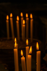 教堂里蜡烛在黑暗的背景下燃烧