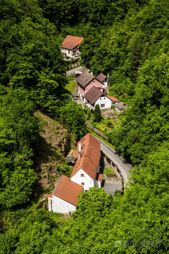 山谷里的欧洲小房子