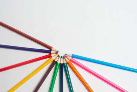 彩色铅笔在白色背景上为孩子们画铅笔的颜色