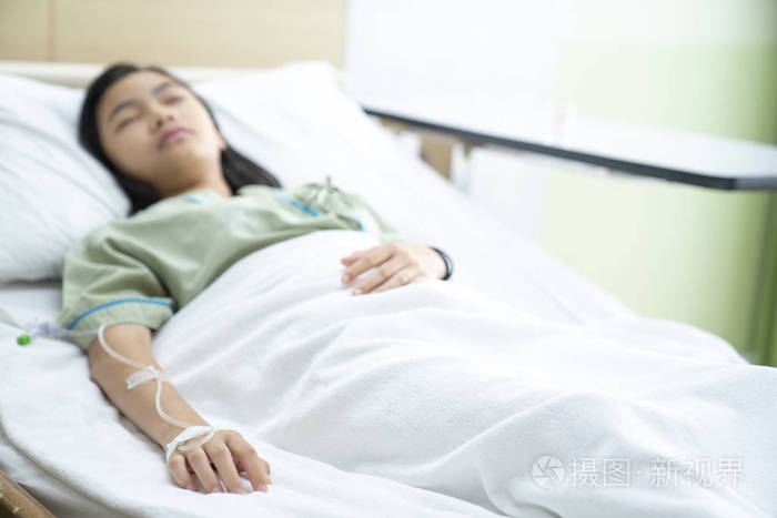 亚洲女士睡眠和病人的静脉注射解决方案,这种imm可以用