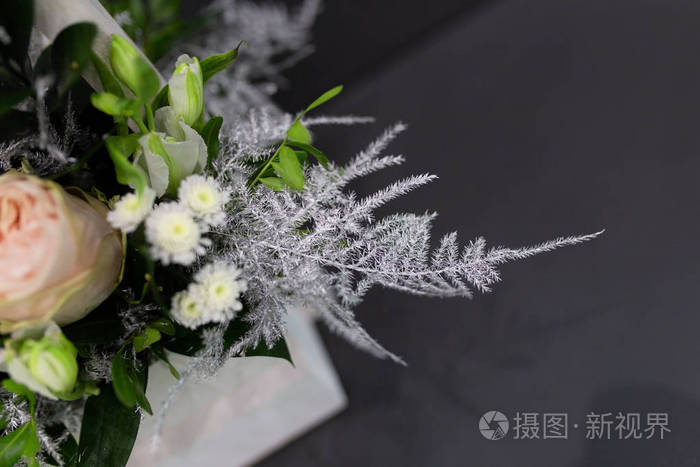 玫瑰花 菊花和菊花放在一个木盒子里 灰色背景上有一个绳柄照片 正版商用图片184ftz 摄图新视界