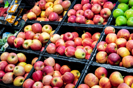 杂货店超市。 货架上有各种不同的有机新鲜成熟苹果。 蔬菜和水果市场。