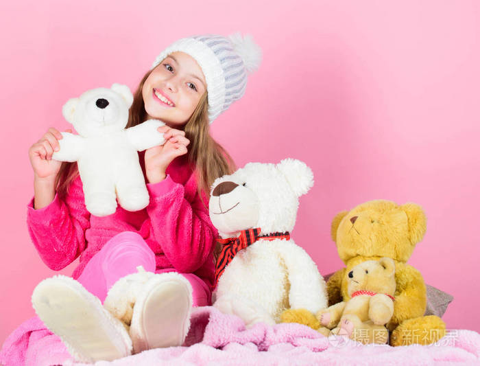 玩具每个孩子做梦.快乐的童年理念.小女孩顽皮地拿着泰迪熊毛绒玩具.