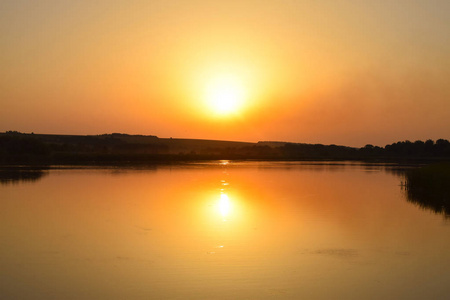 湖面上金色的日落