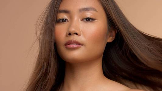亚洲泰国日本模特的特写肖像，头发被吹掉